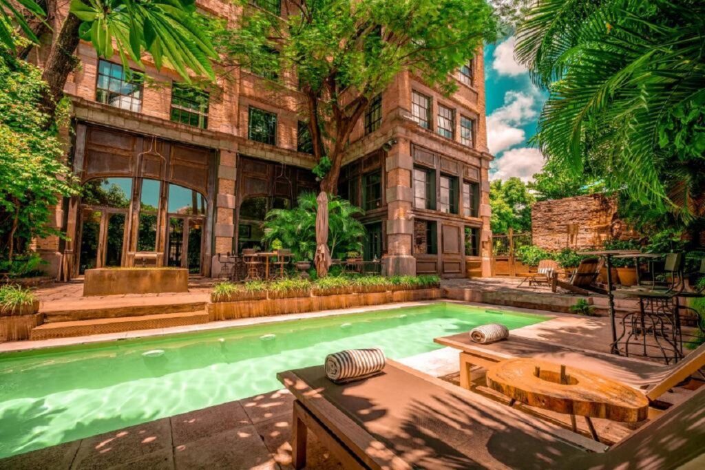 - Secret World Factoría Hotel