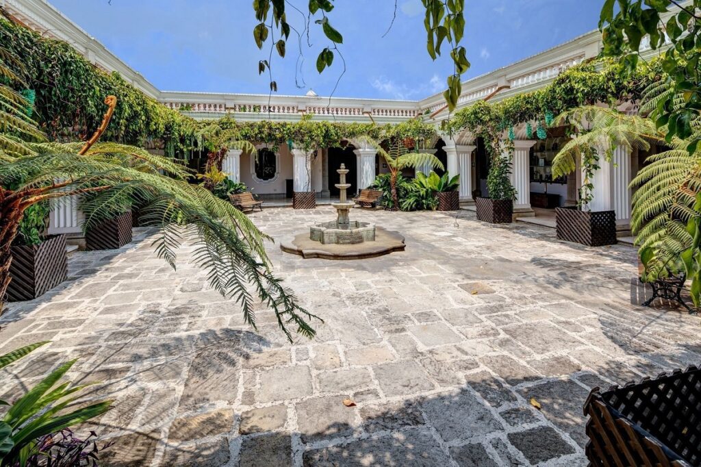 - Secret World Pensativo House Hotel, Antigua